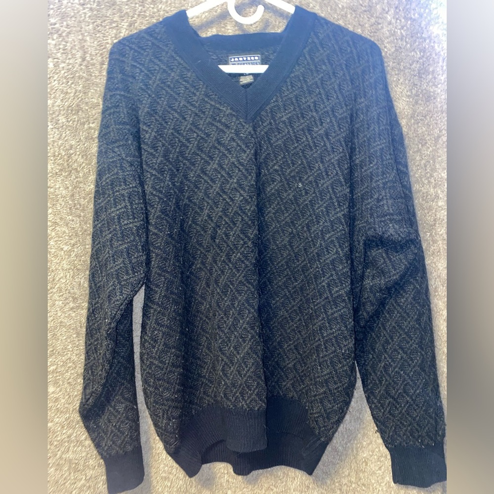 90s Jantzen Men’s Jumper crewneck, dark blue.